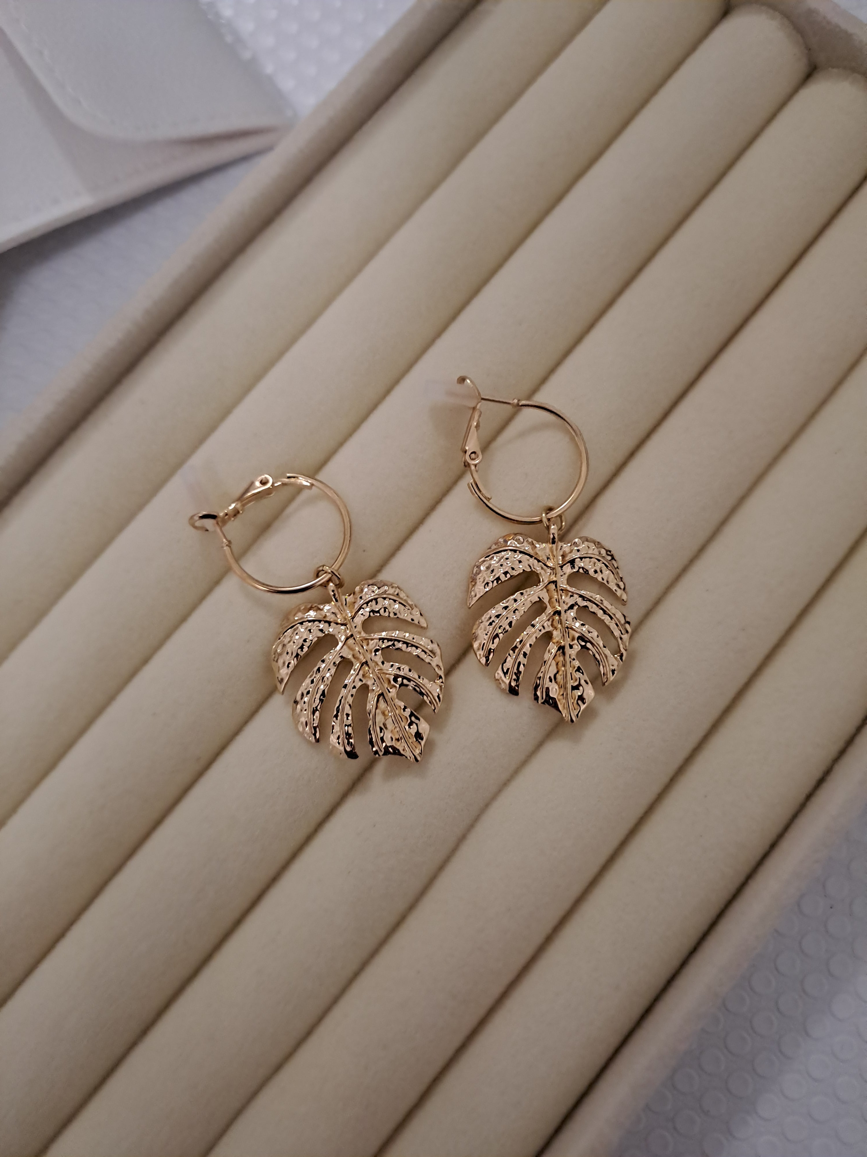 Monstera leaf charm